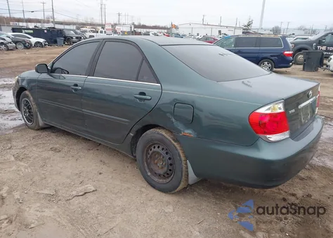 2005 Toyota Camry Le z USA, uszkodzony, nr VIN 4T1BE32K15U082133